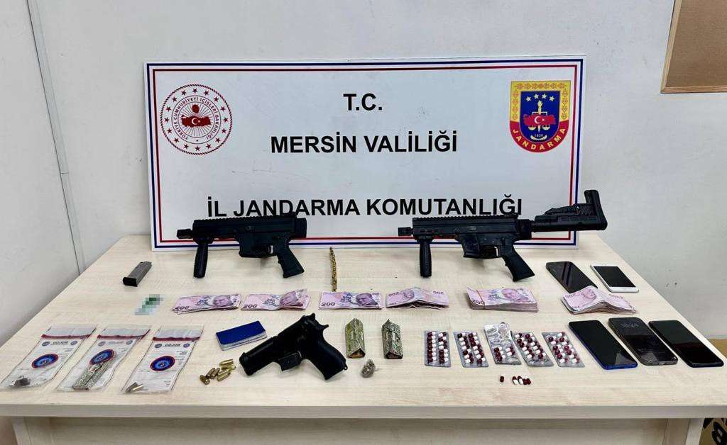 Mersin’de makinalı silahlarla yakalanan 2 şüpheli tutuklandı