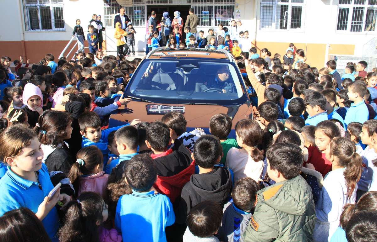 Öğrencilere Togg sürprizi: Dokunmak için birbirleriyle yarıştılar