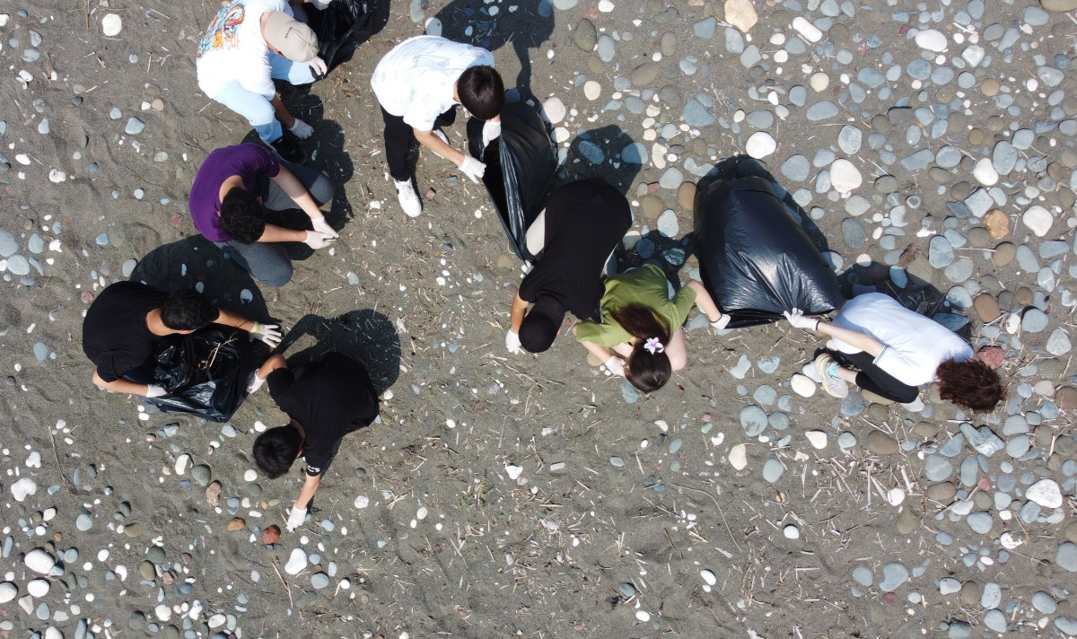 Üreme öncesi carettaların yuva yaptığı sahili öğrenciler temizledi